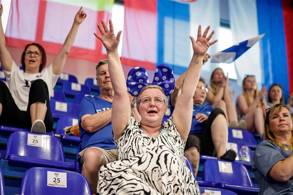 Suomen joukkueen faniryhmä sai tuulettaa U18 joukkueen voittoa myös Serbiasta. Kuva: CEV Photo Gallery